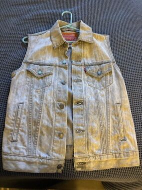 Levi's Men's Sleeveless Denim Vest in Light denim